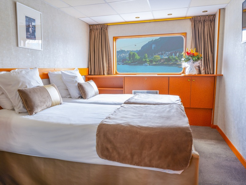 Main Deck 2 Adjustable Twin Beds CAT. A